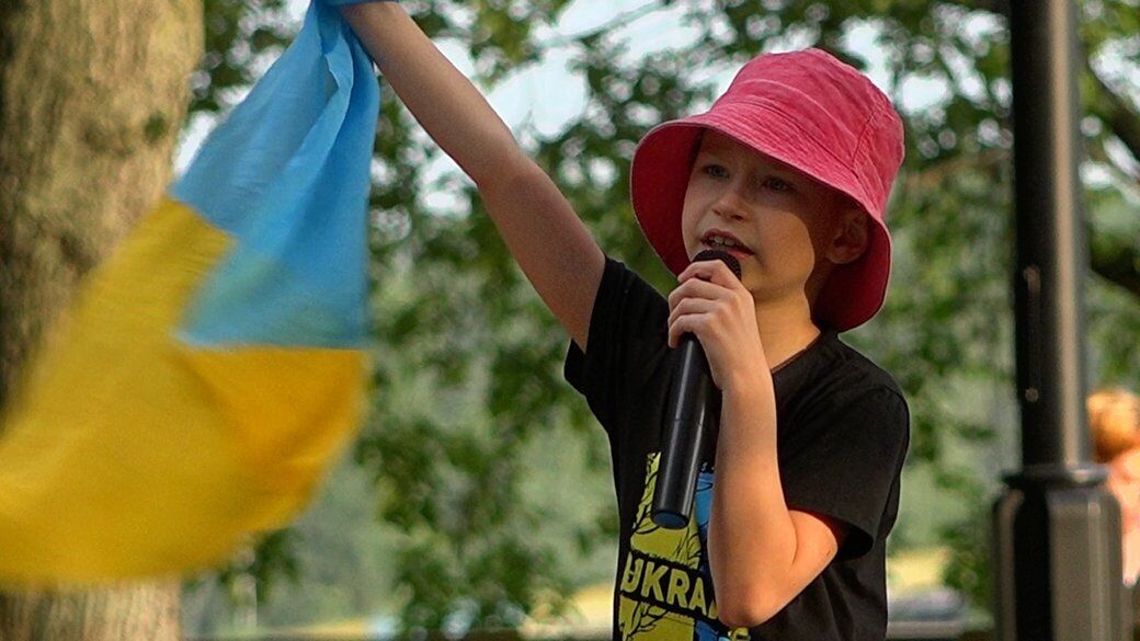 В Чернигове 8-летний Сергей Мороз устраивает концерты, чтобы собрать деньги для ВСУ