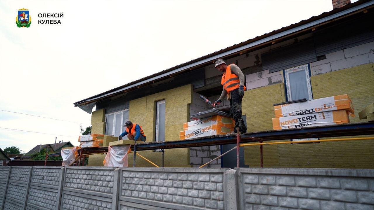 Возле Бучи завершают возводить модульные дома для потерявших жилье