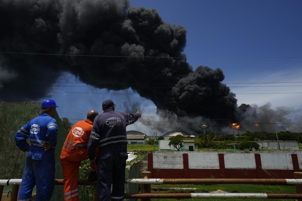 Масштабный пожар на нефтебазе на Кубе