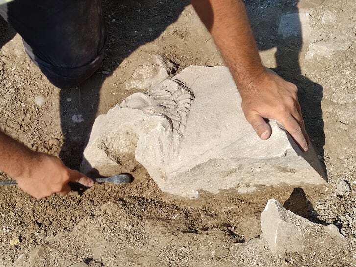 Один із фрагментів храму, знайдених на місці розкопок