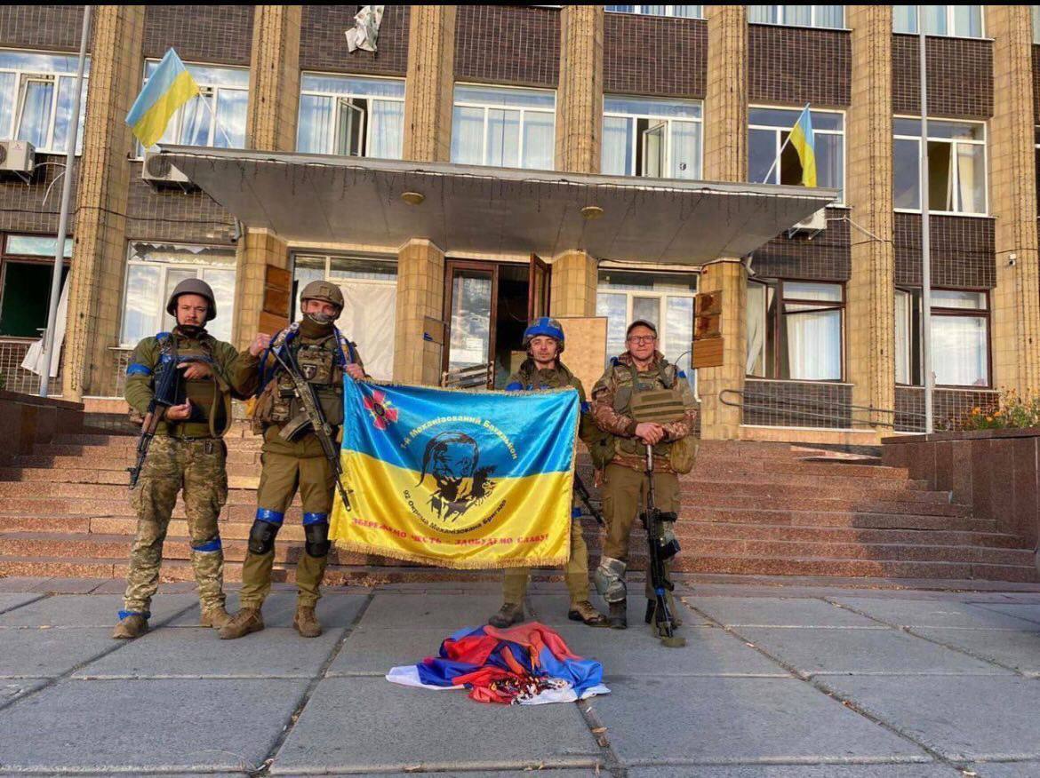 ЗСУ з українським прапором біля міської ради Куп'янська Харківської області