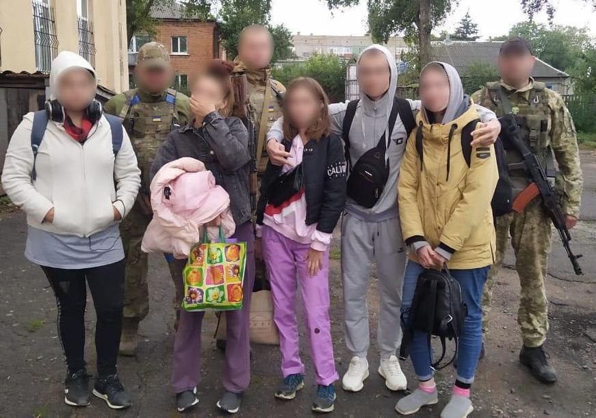 Прикордонники звільнили п'ятьох підлітків, яких окупанти утримували у підвалі