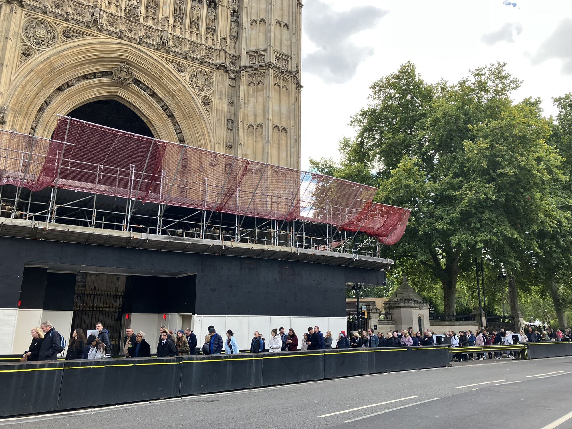Прощание с Елизаветой II: в Лондоне очередь из желающих почтить память Королевы растянулась на 8 км (фото)