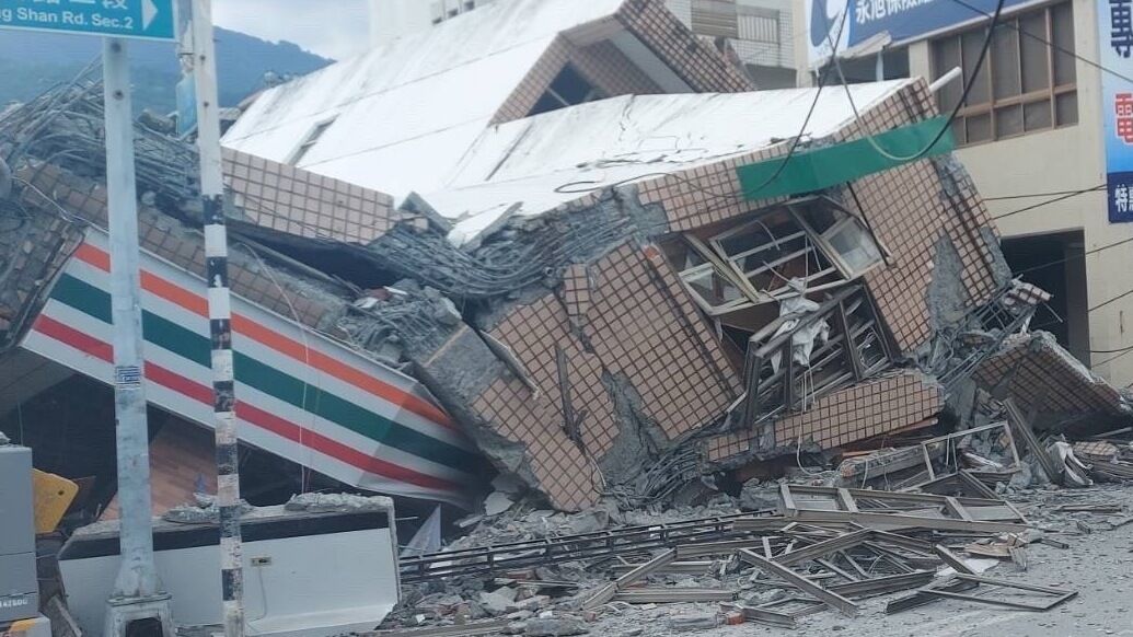 Тайваньские СМИ сообщают, что здание обрушилось