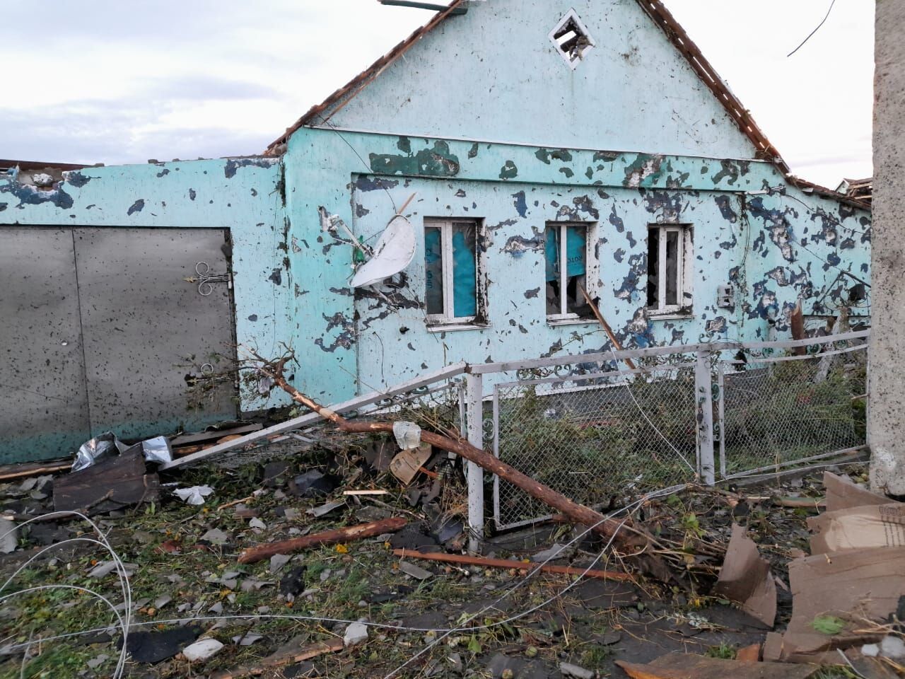 Зірвано дахи, повалено дерева: Сумщиною пронісся потужний ураган (фото)