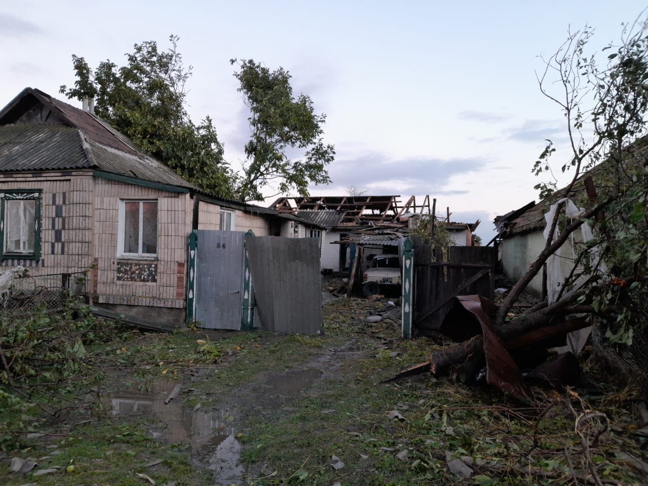 Зірвано дахи, повалено дерева: Сумщиною пронісся потужний ураган (фото)