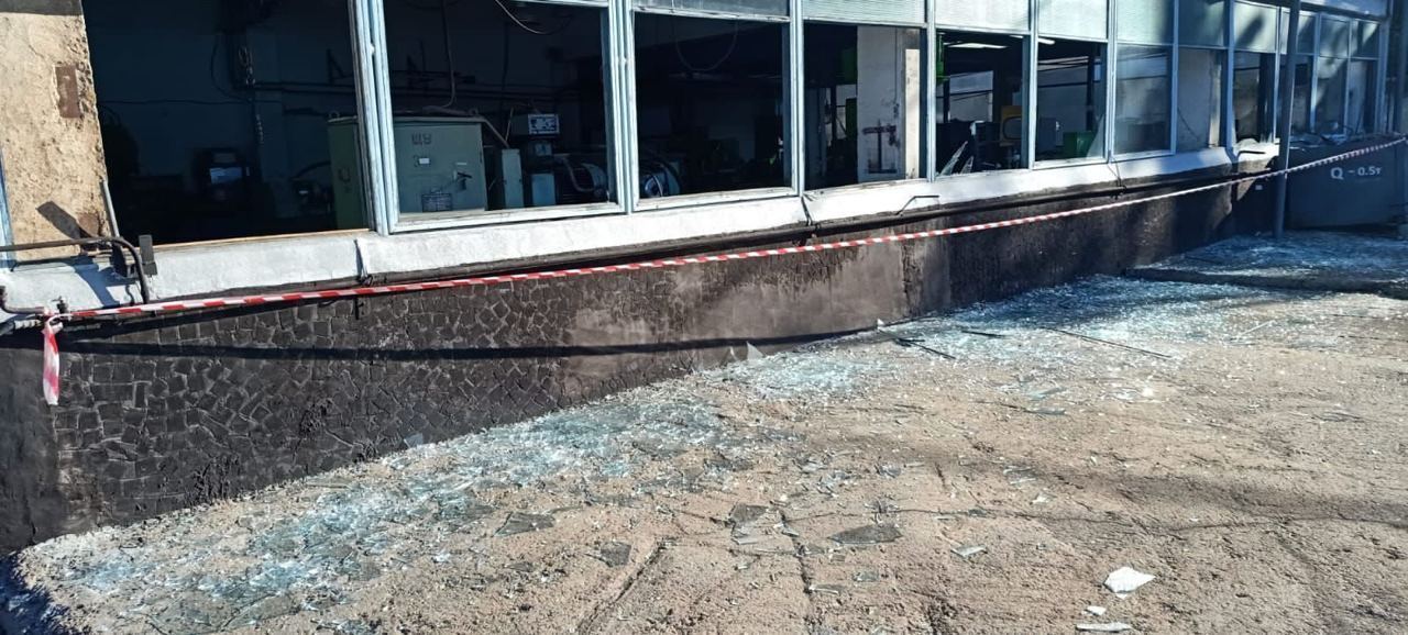 В зданиях на территории АЭС повреждены окна