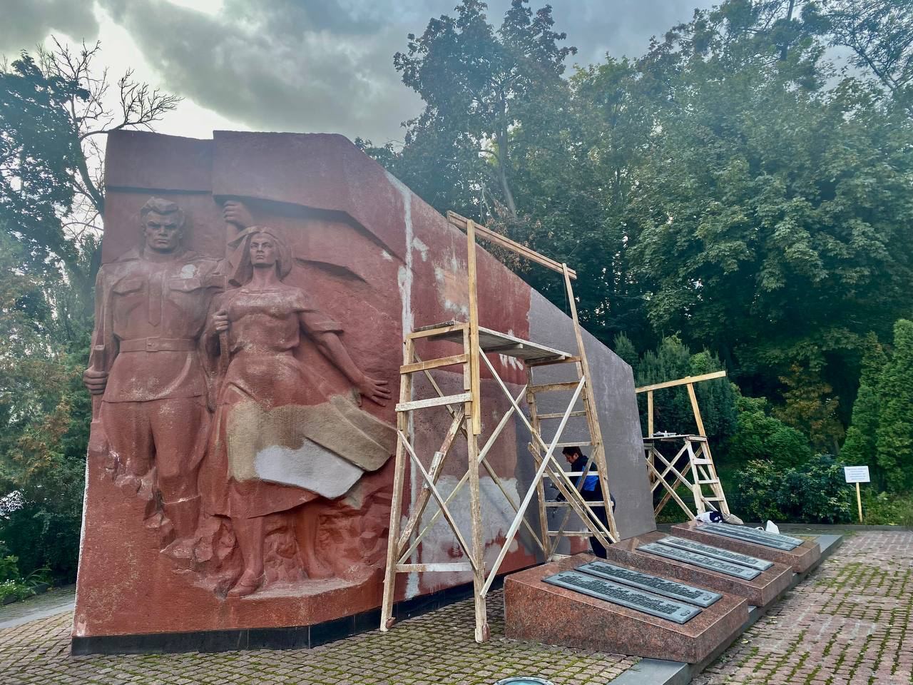 В Киевском политехническом институте перекрашивают советский памятник