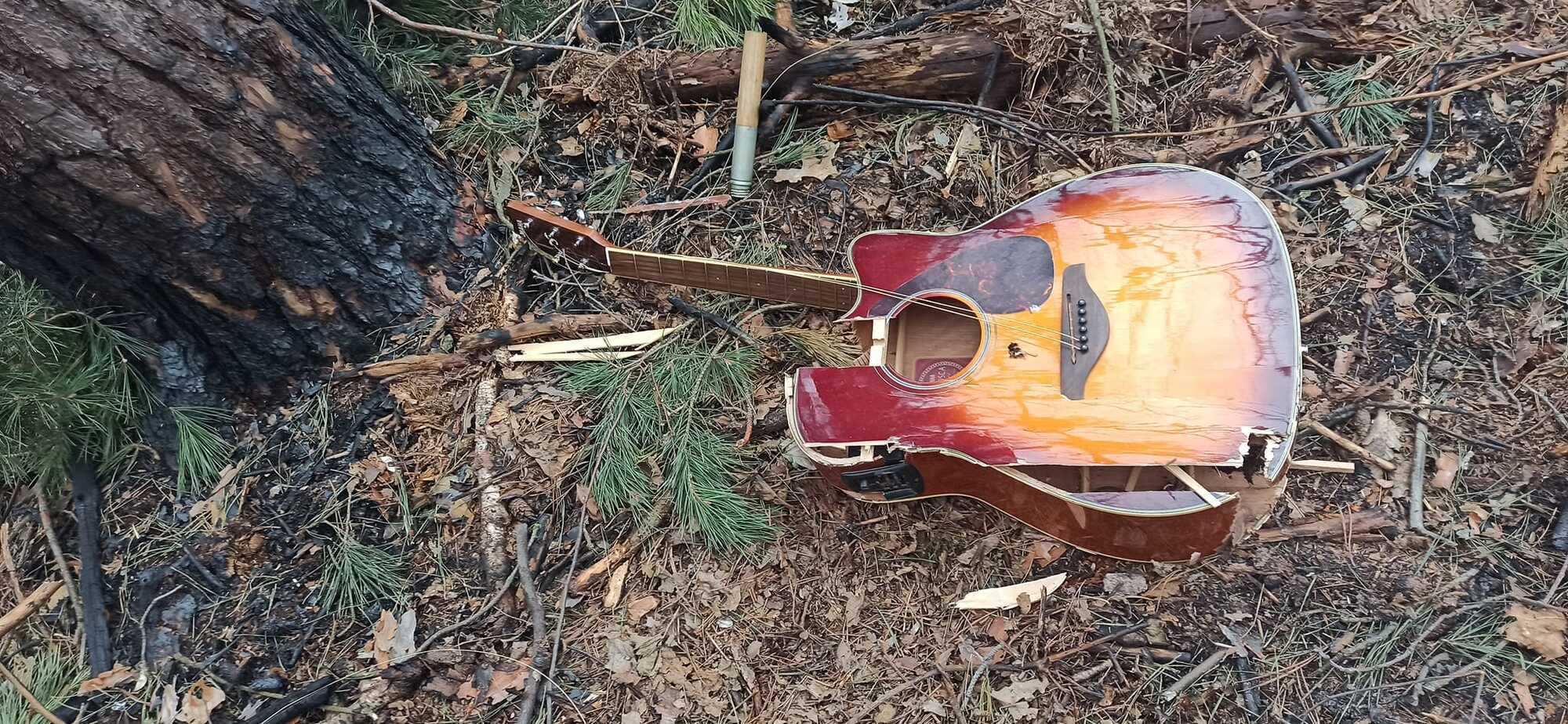 Военные 112 бригады ищут владельца гитары, найденной на Макаровских дачах в Киевской области