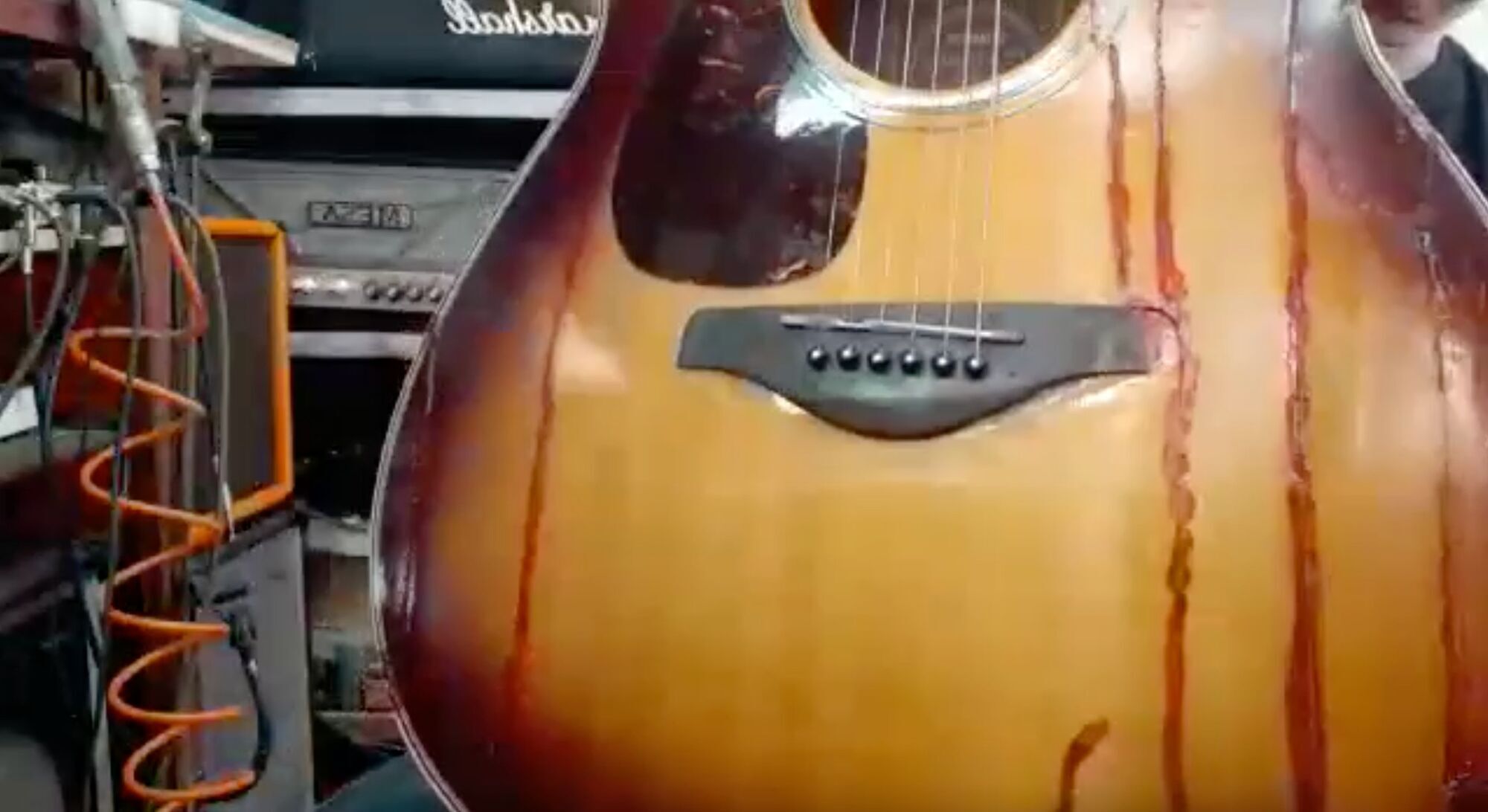 Стопкадры из видео отреставрированной гитары