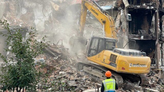В Ірпені розпочали демонтаж першої багатоповерхівки, зруйнованої окупантами (відео)