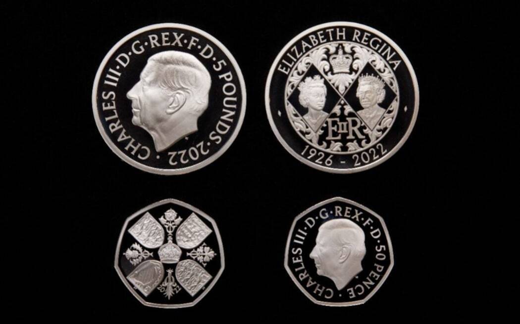 Монеты Чарльза III Королевского монетного двора Великобритании.