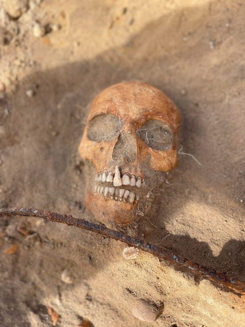 Могила женщины-вампира с серпом на шее найдена в Польше