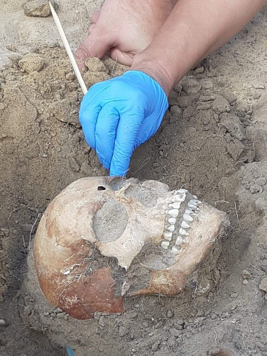 Могила женщины-вампира с серпом на шее найдена в Польше