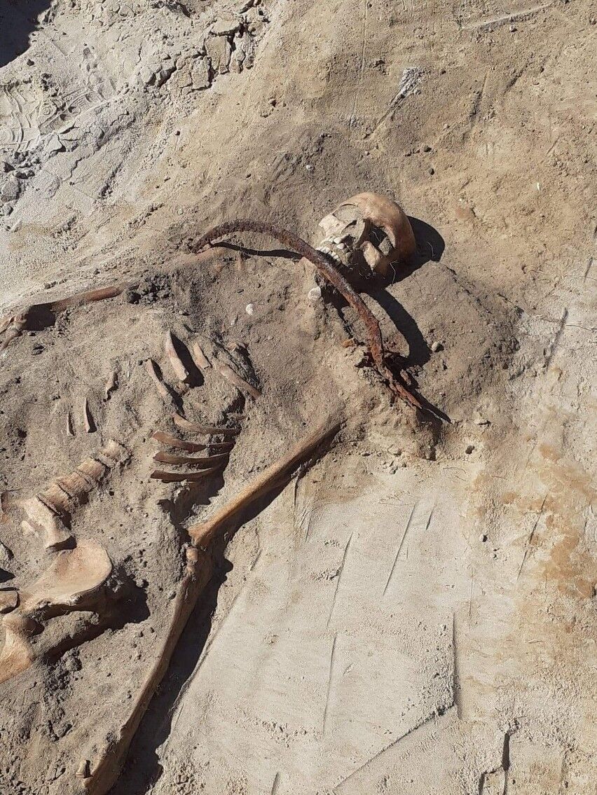 Могила жінки-вампіра з серпом на шиї знайдена у Польщі