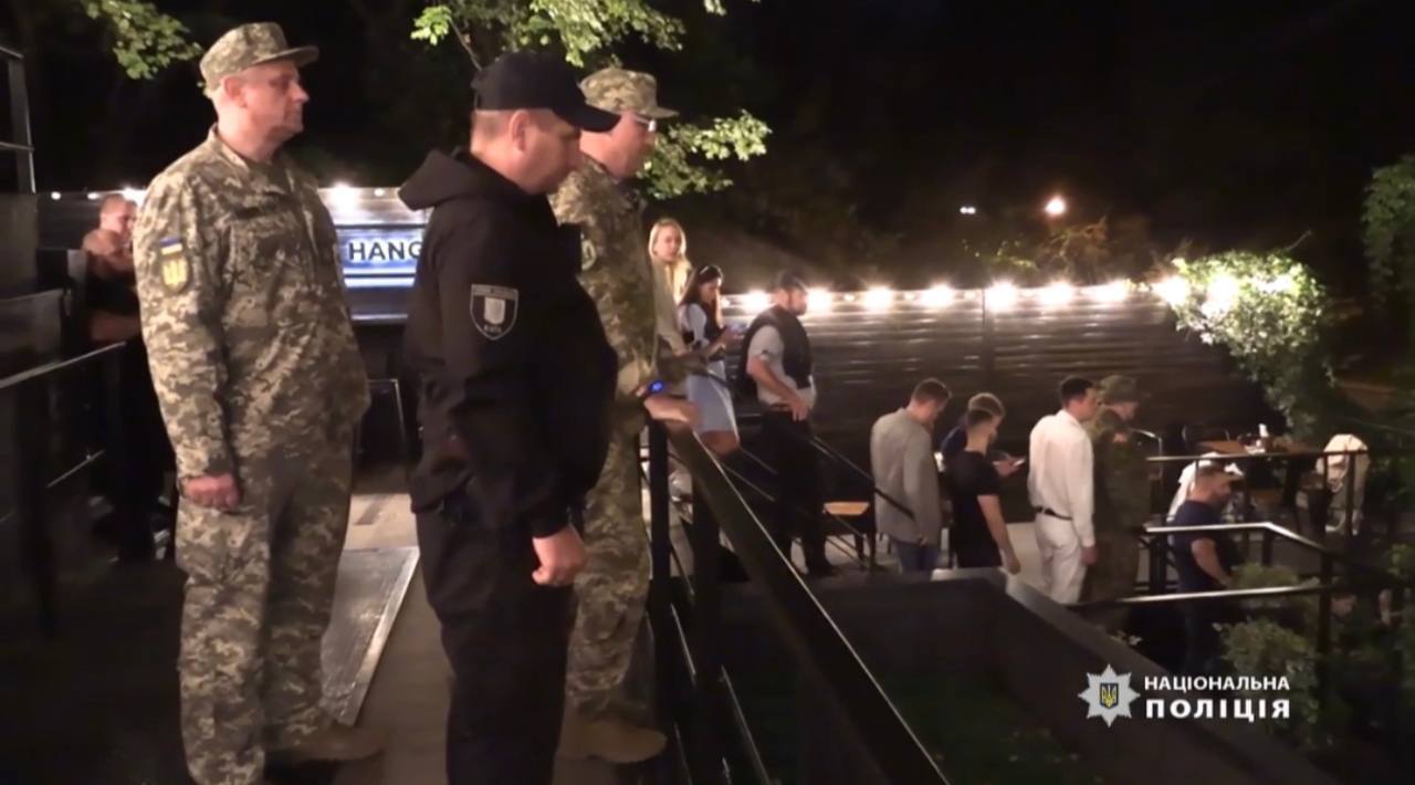 Поліція Києва вручила 119 повісток у військкомат любителям нічних клубів (відео)