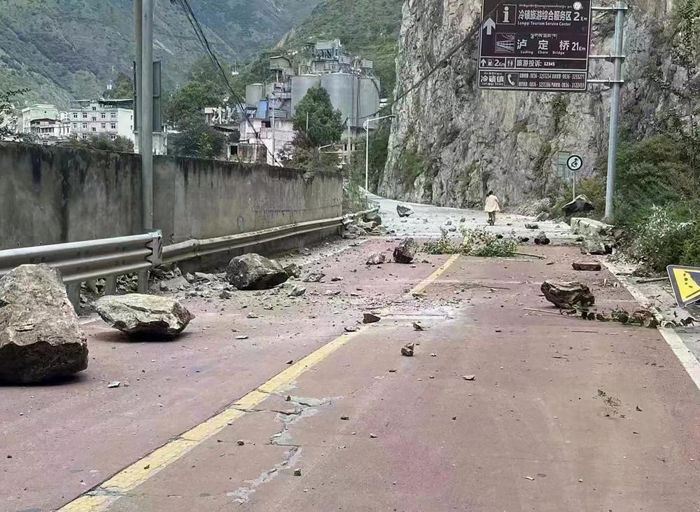 Землетрус у Китаї забрав життя 65 осіб і спричинив зсуви