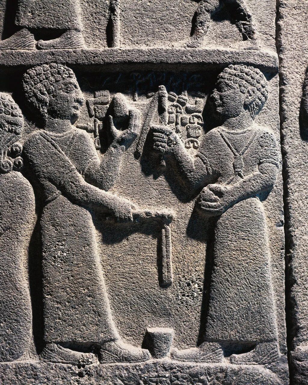 Рельеф, датированный 9 веком до нашей эры в Турции, изображает двух мужчин, играющих волчками.