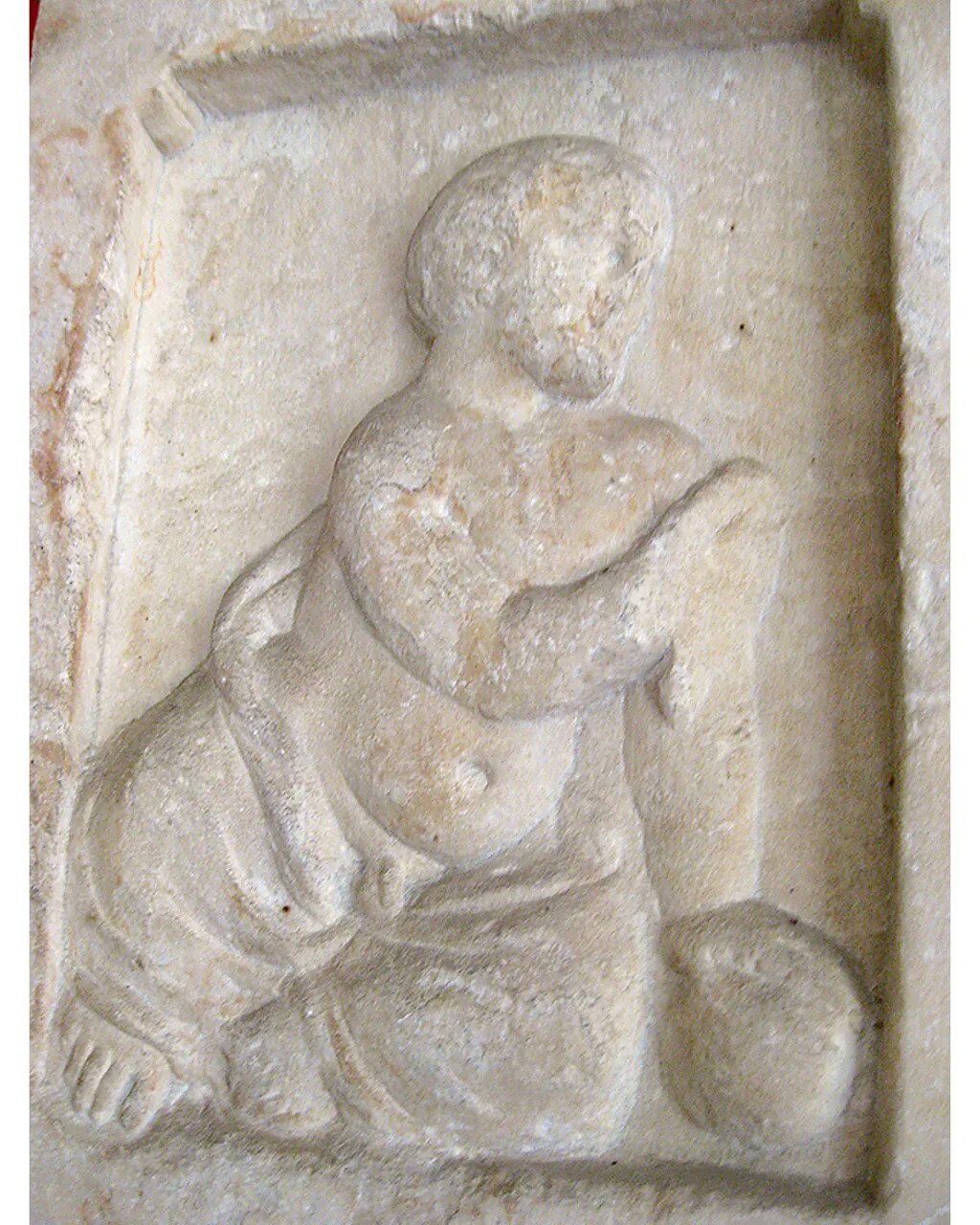 На одній давньогрецькій стелі зображено дитину, яка сидить і грає з м’ячем