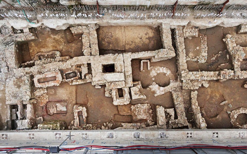 Вид сверху на археологические раскопки возле будущей станции метро Dimokratias