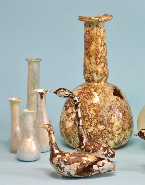 Скляні флакони для парфумів і пташині прикраси з могили, датованої I століттям нашої ери
