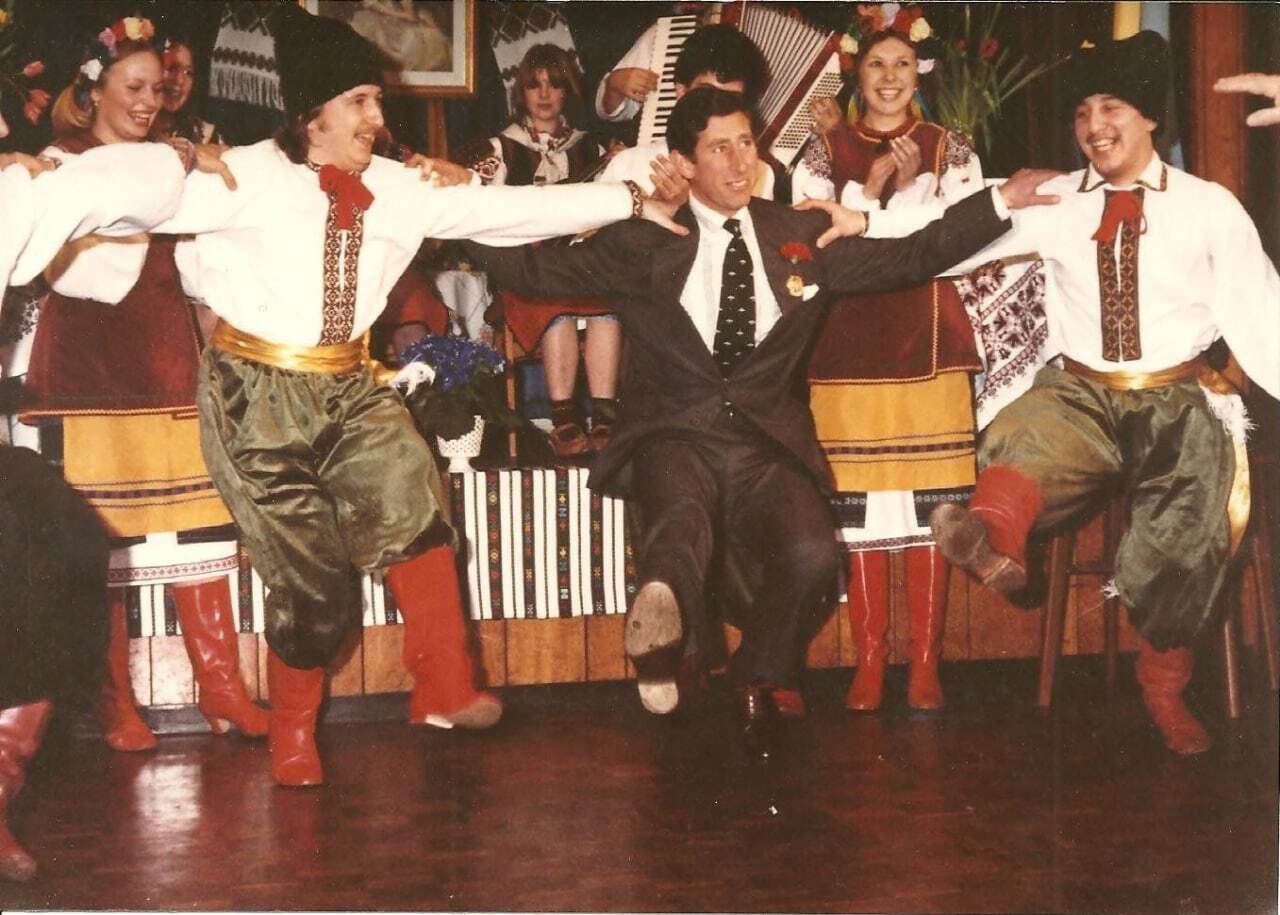 Сын королевы Елизаветы II Чарльз танцует гопак с украинским ансамблем ''Говерла'' в городе Дерби, 1981