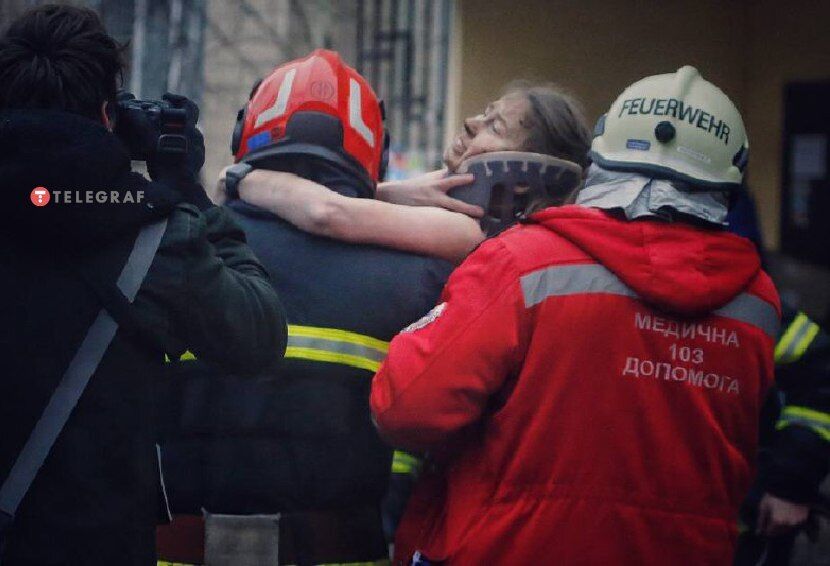 Ракетний удар по Дніпру 14 січня - рятувальники дістали жінку з-під завалів - фото