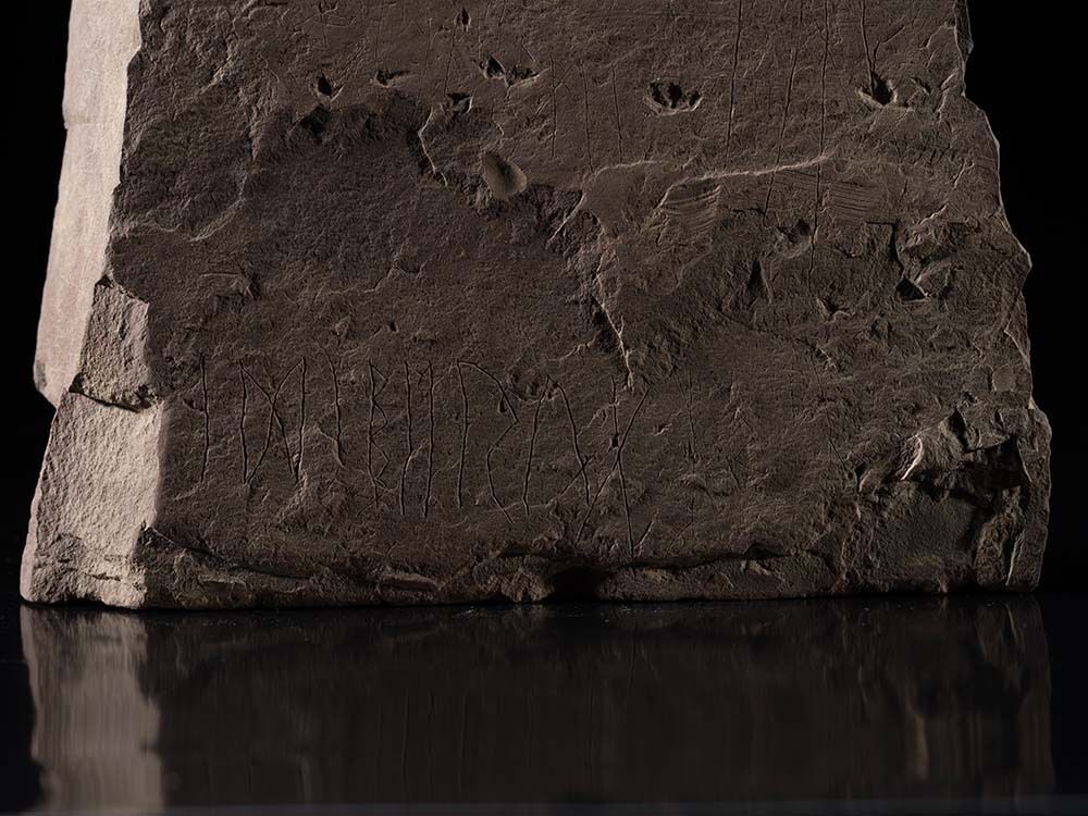 Ученые в Норвегии нашли камень с древними рунами на скандинавском языке - фото