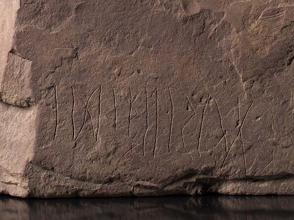 Ученые в Норвегии нашли камень с древними рунами на скандинавском языке - фото
