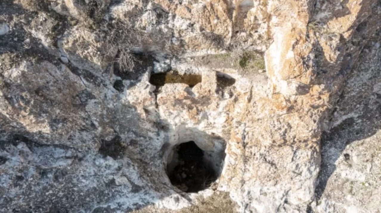 Археологи в Туреччині знайшли трикімнатну гробницю з висіченим у скелі місцем для жертвоприношень - фото