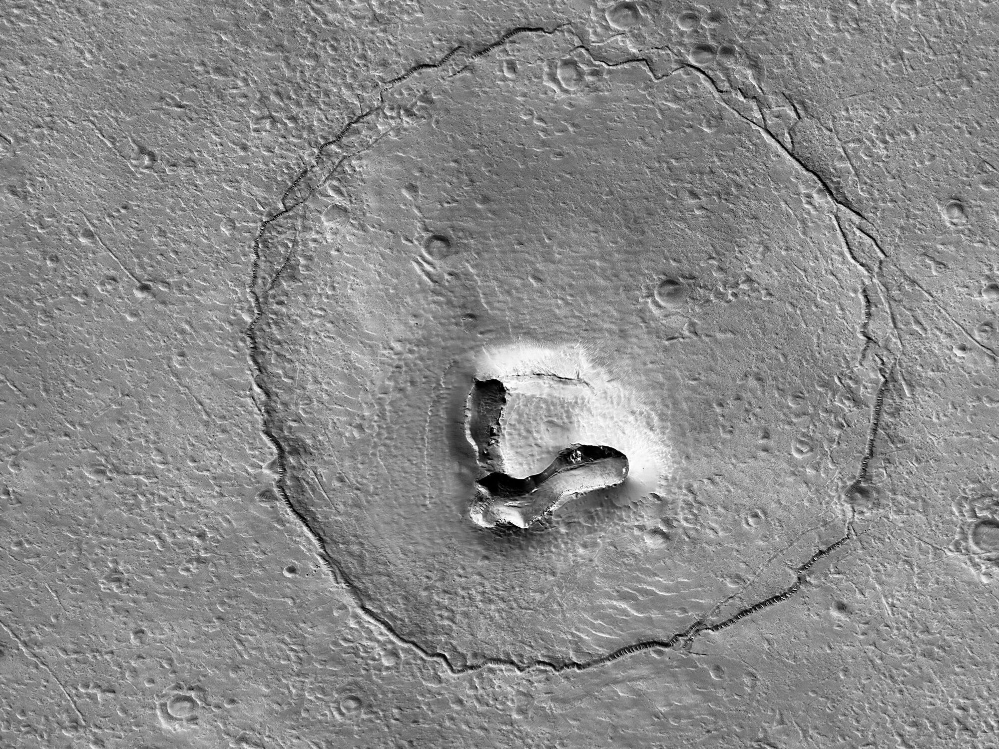 Аппарат NASA Mars Reconnaissance Orbiter сделал снимок образования на поверхности Марса, похожего на мордочку медведя