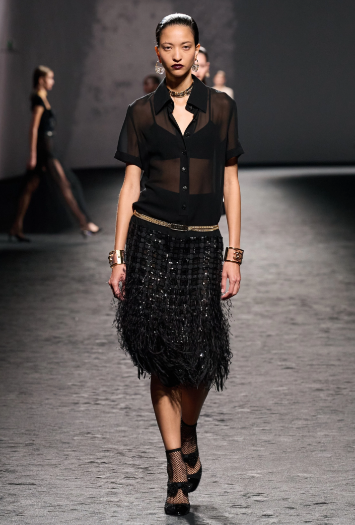 Напівпрозора чорна блуза Chanel - модні тренди 2023