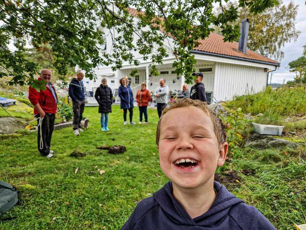 В Норвегии семья во дворе случайно обнаружила могилу викингов с украшениями в возрасте 1200 лет (фото)