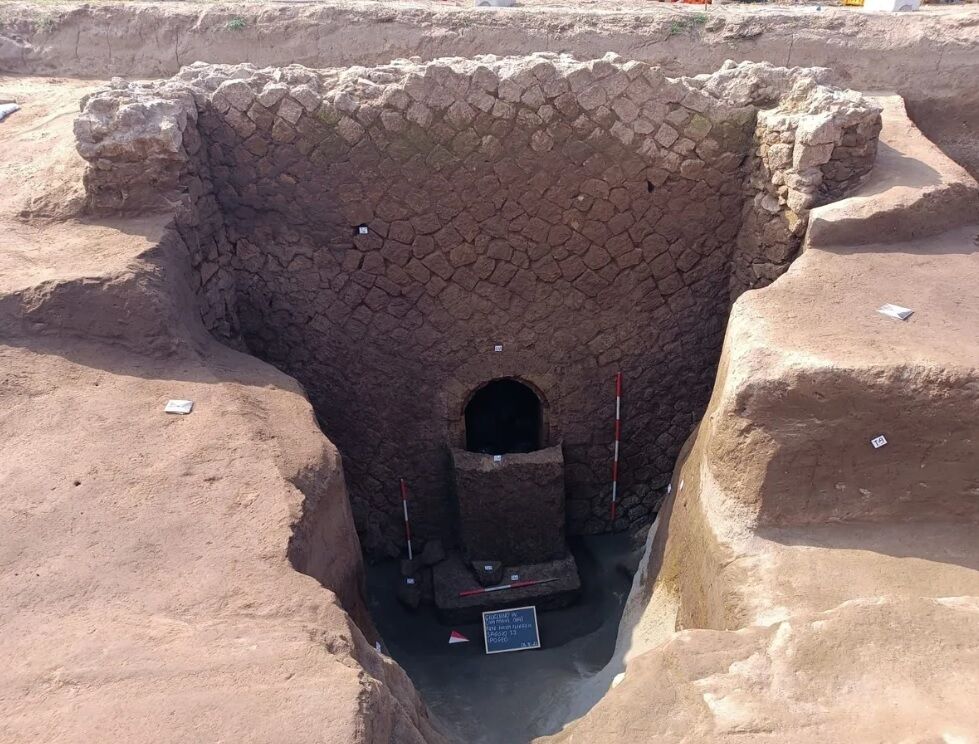 В Италии нашли запечатанную гробницу с изображением охраняющего подземный мир Цербера (фото)