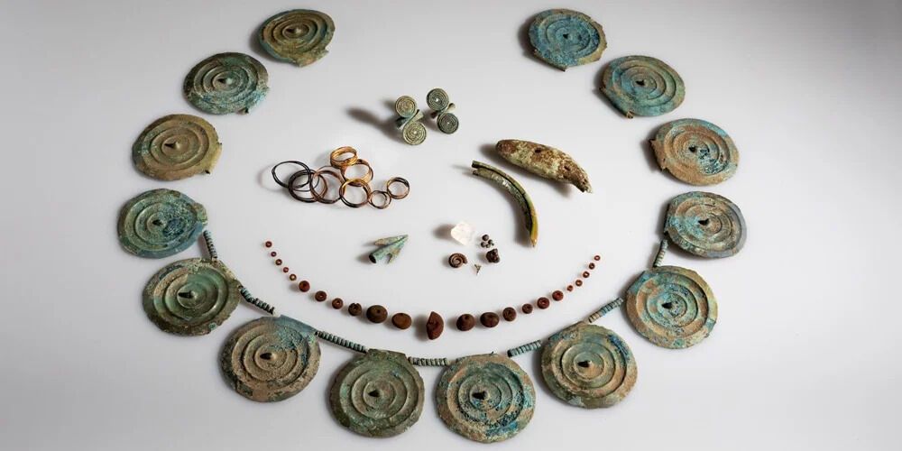 A set of Bronze Age women's jewelry discovered in Switzerland (photo)