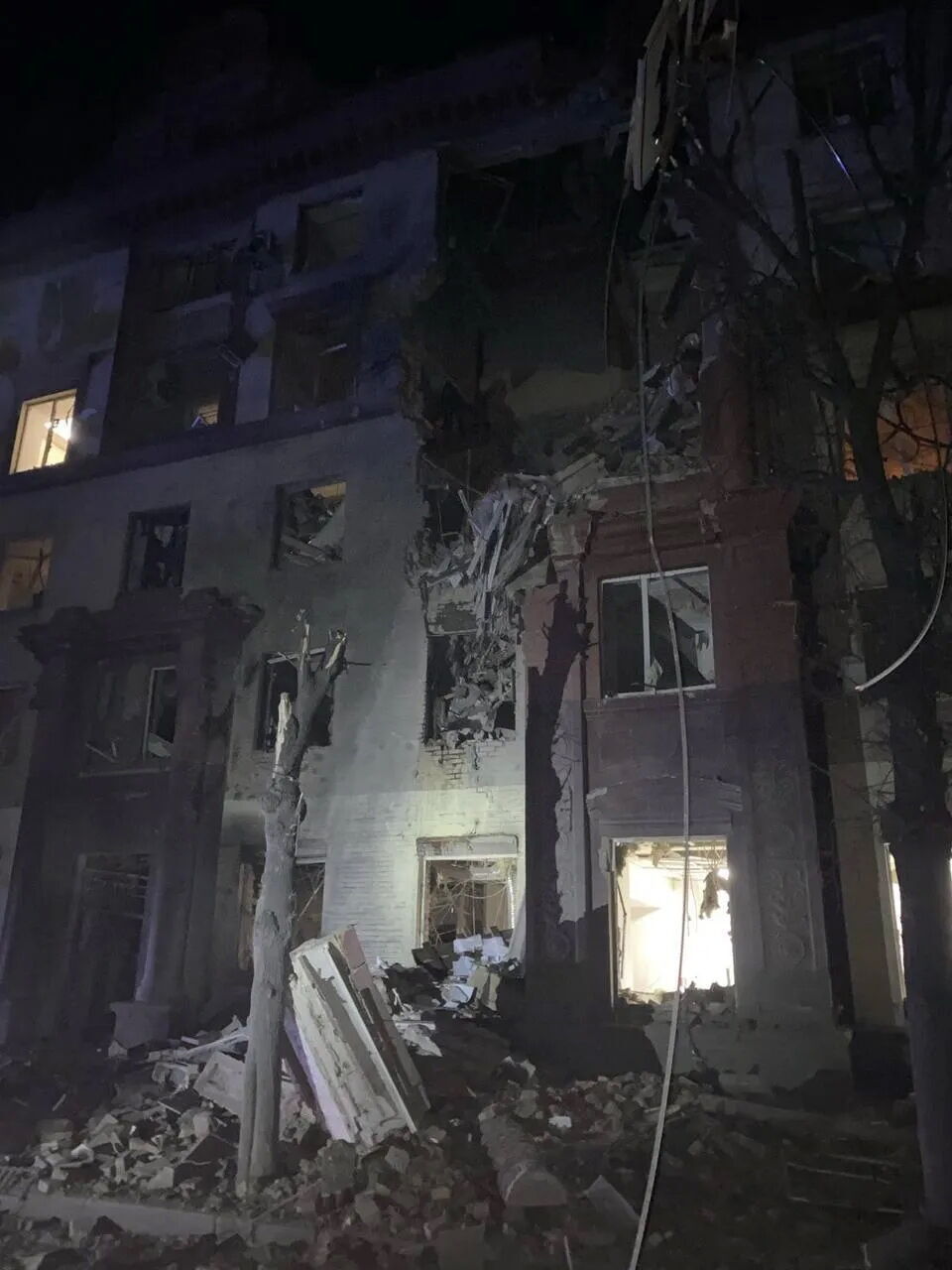 россия нанесла 6 ракетных ударов по Запорожью: попали в жилой дом, есть погибшие (фото, видео)