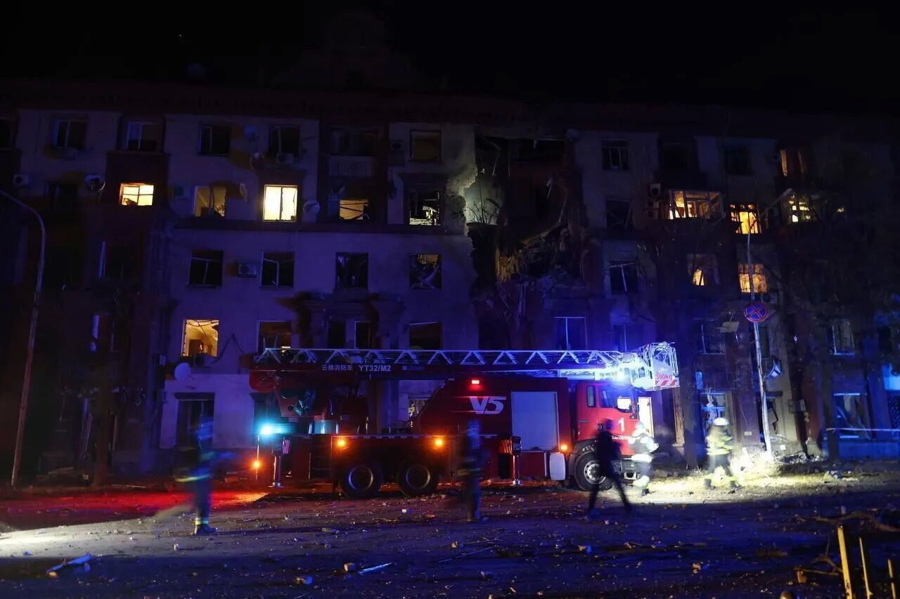 Rosja wystrzeliła 6 pocisków rakietowych w Zaporożu: budynek mieszkalny został trafiony, są ofiary (zdjęcia, wideo)
