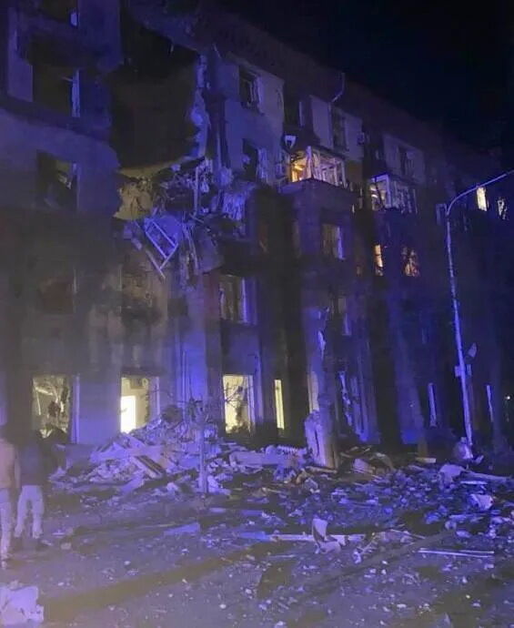 Rosja wystrzeliła 6 pocisków rakietowych w Zaporożu: budynek mieszkalny został trafiony, są ofiary (zdjęcia, wideo)