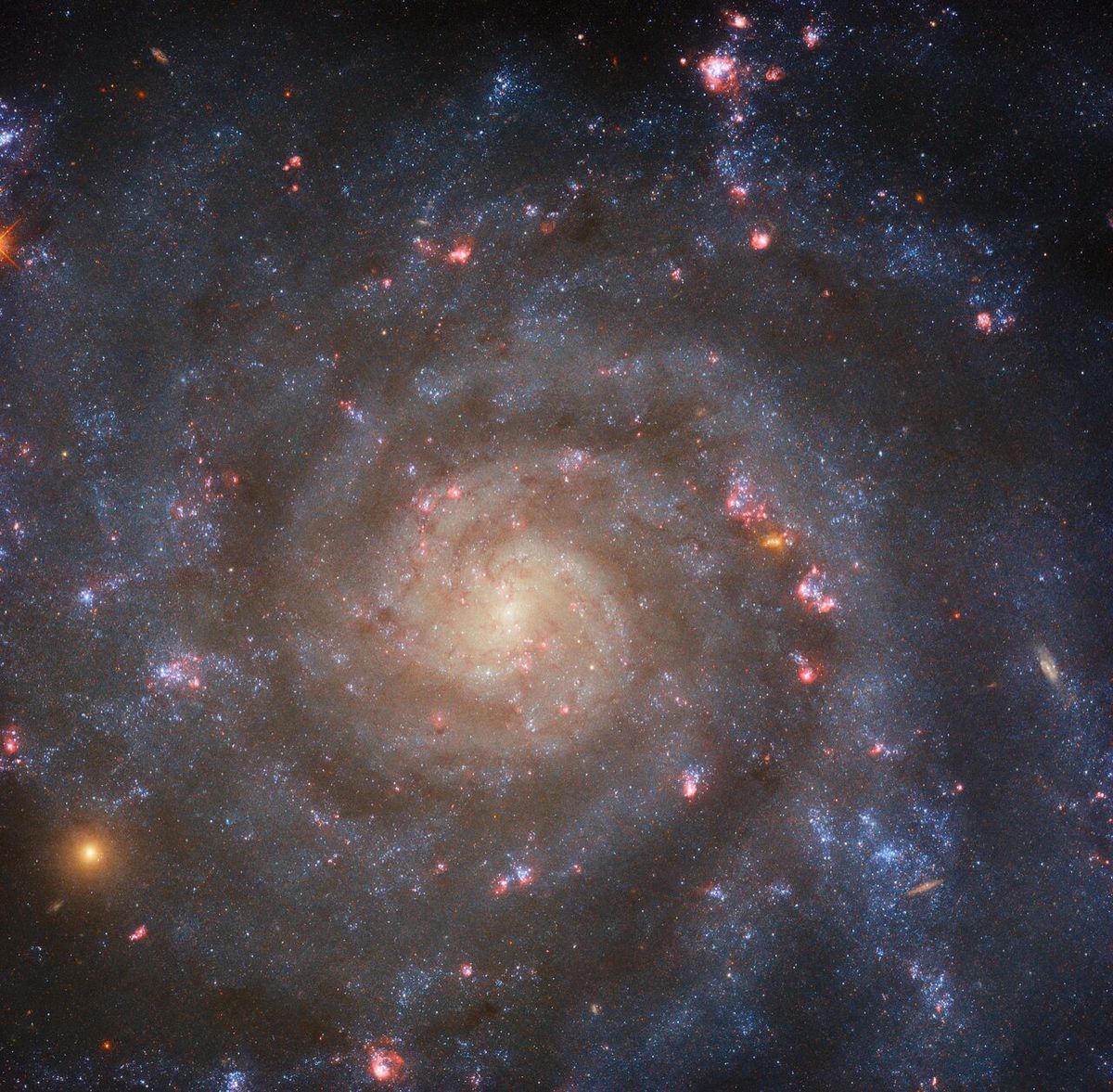 Teleskop Hubble'a uchwycił wirującą galaktykę spiralną (zdjęcie)