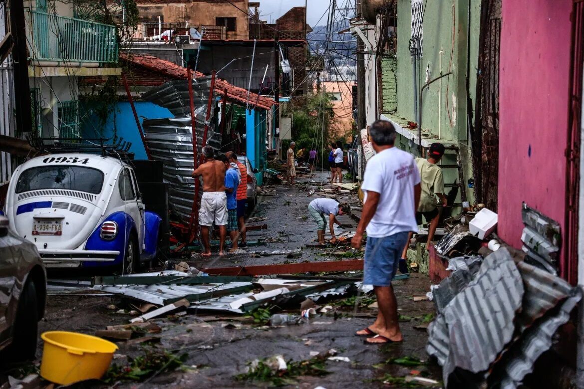 Ураган ''Отіс'' знищив мексиканський курорт Акапулько: зруйновано понад 200 000 будівель, загинуло 39 людей (фото та відео)