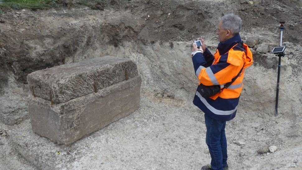 У Франції розкопали 1800-річний саркофаг, у якому похована статусна жінка (фото)