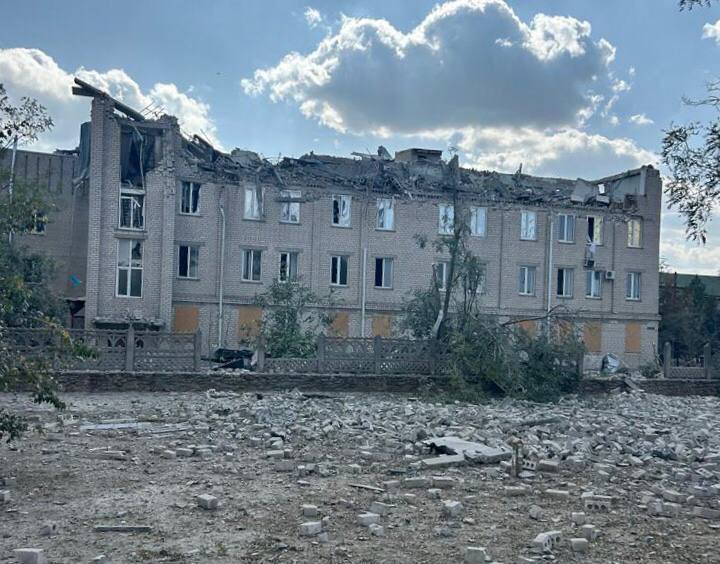 росіяни прямим влучанням зруйнували лікарню на Херсонщині (фото та відео)