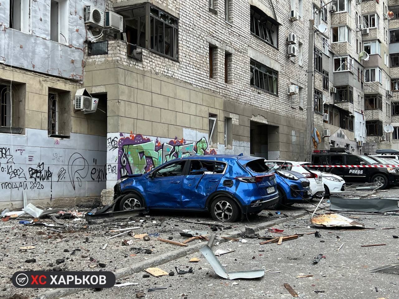 Появились фото и видео последствий обстрелов домов в центре Харькова