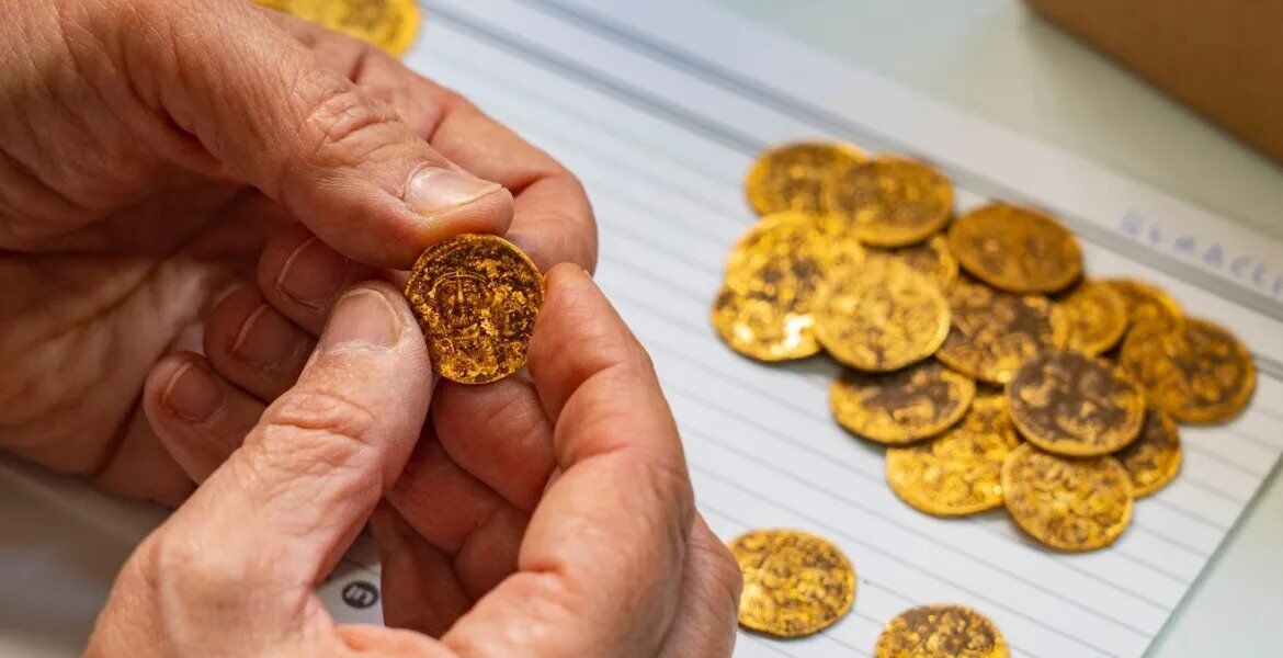 Archaeologists discover cache of Byzantine gold coins in Israel (photo)