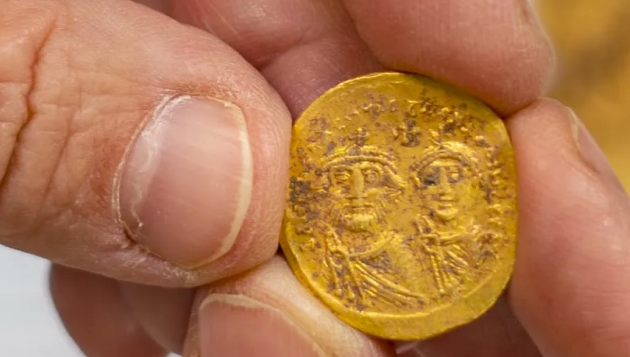 Archaeologists discover cache of Byzantine gold coins in Israel (photo)