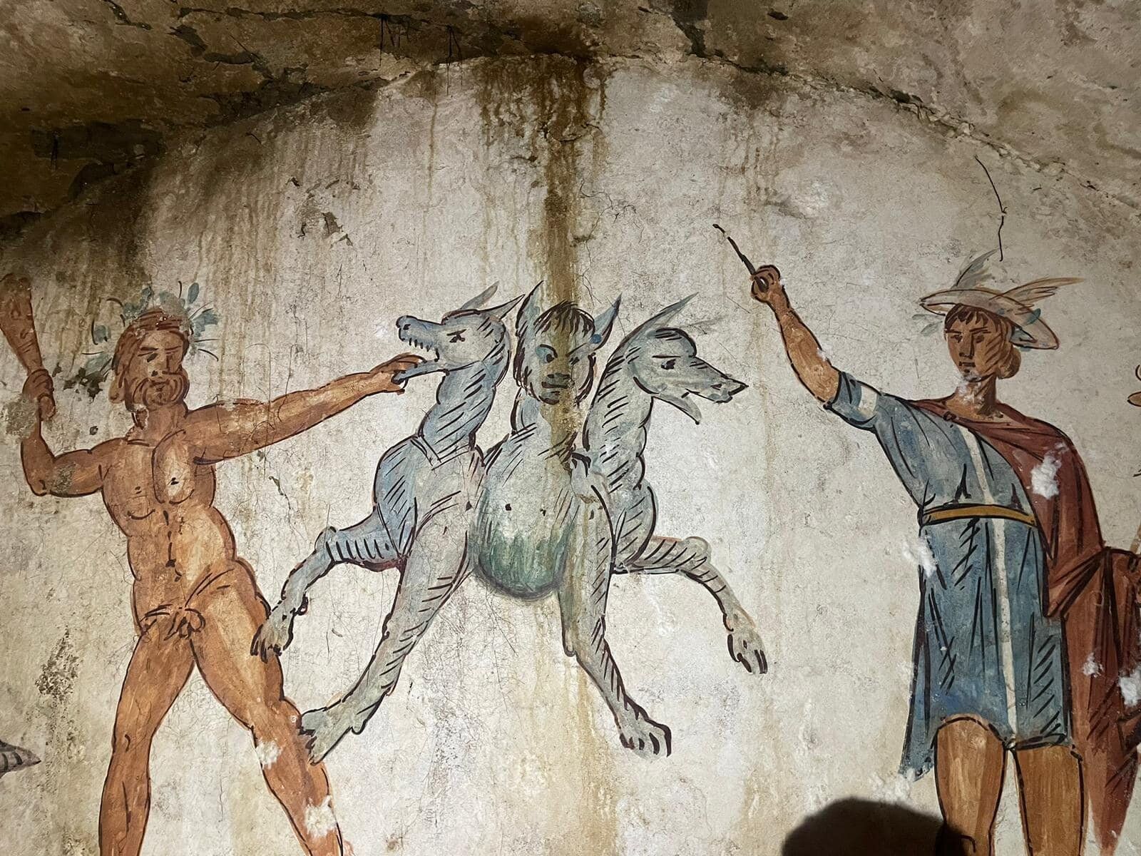 A 2000-year-old tomb with a fresco of a cerberus discovered in the suburbs of Naples (photo)