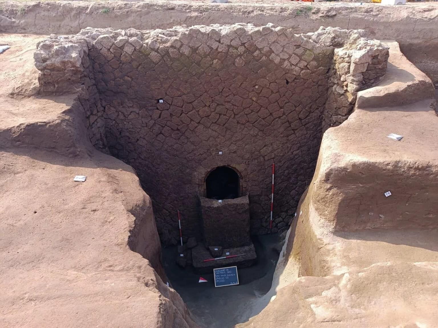 A 2000-year-old tomb with a fresco of a cerberus discovered in the suburbs of Naples (photo)