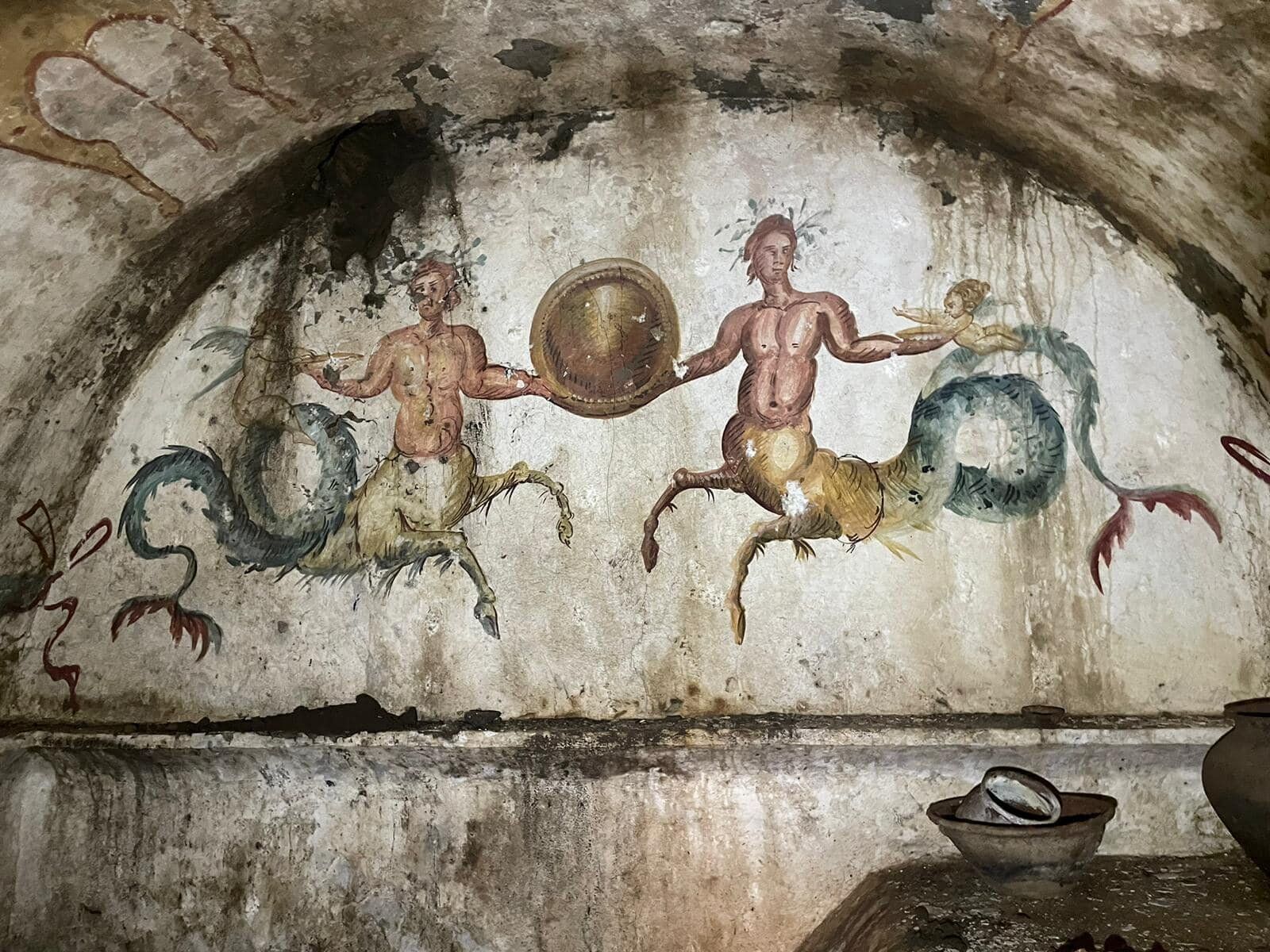 A 2000-year-old tomb with a fresco of a cerberus discovered in the suburbs of Naples (photo)