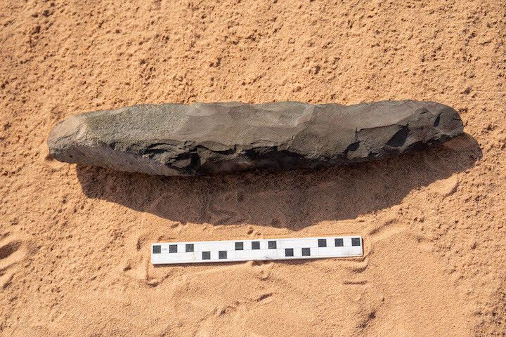 Giant stone hand axe 200,000 years old found in the desert in Arabia (photo)
