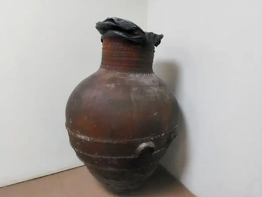A museum in Iran used a 2,600-year-old clay pot instead of a trash can (photo)